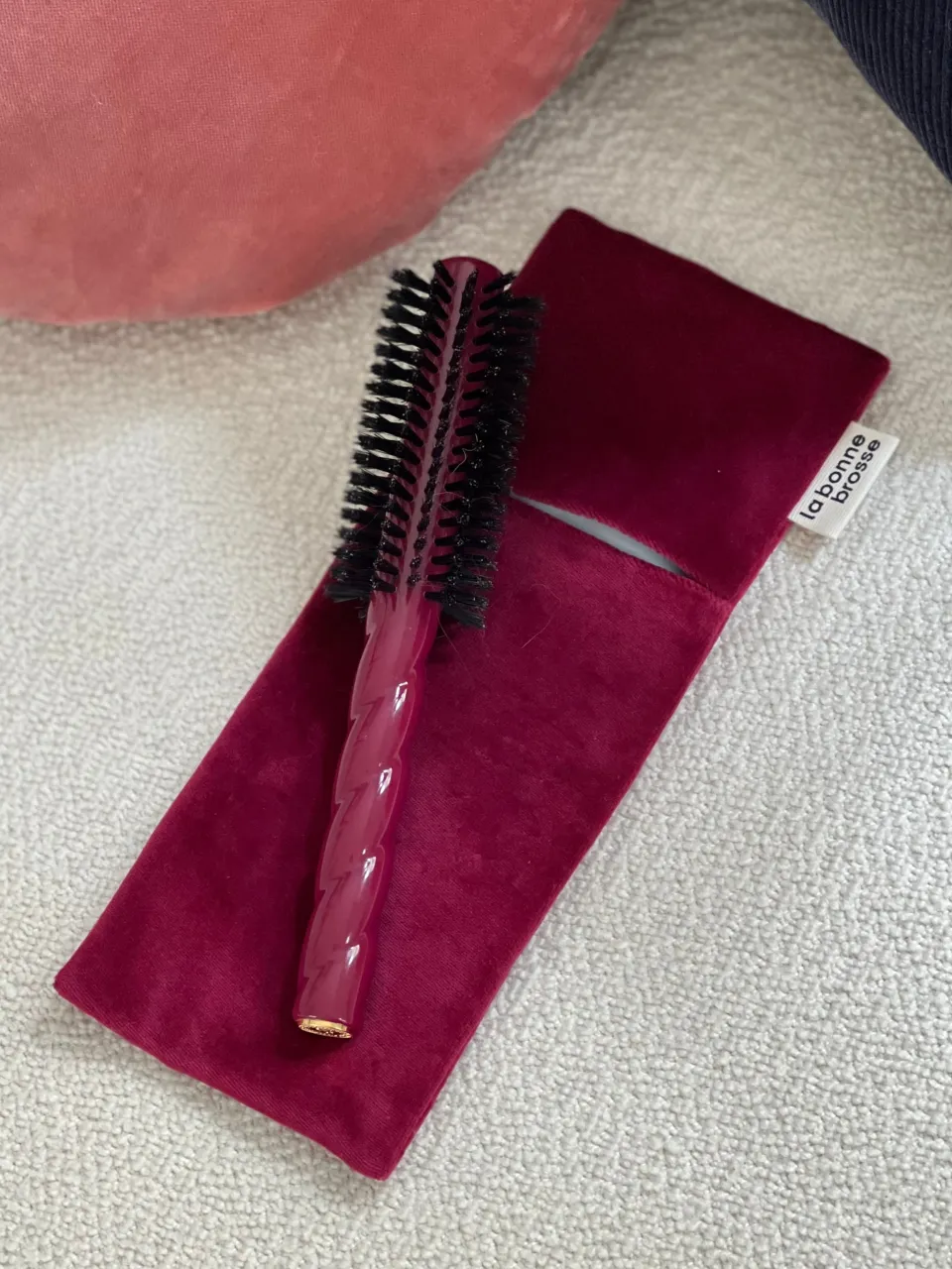 La Bonne Brosse La Pochette "Brosse Ronde N.05" Rouge Cerise